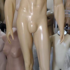 Manequim bombado masculino. Em plastico bege, com base.