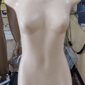 Manequim Jo perninha, plastico bege.