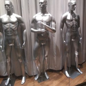 Manequim de fibra, cor prata, c/base cromada, PH.