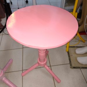 Mesa pequena, em madeira pintada, altura 60cm, diametro 41cm, BIG.